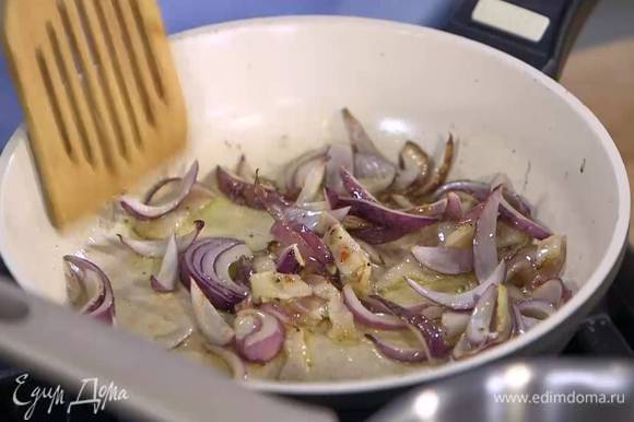 Разогреть в сковороде 1 ст. ложку оливкового масла и обжарить лук до золотистого цвета, затем добавить сало, перемешать и еще немного обжарить.