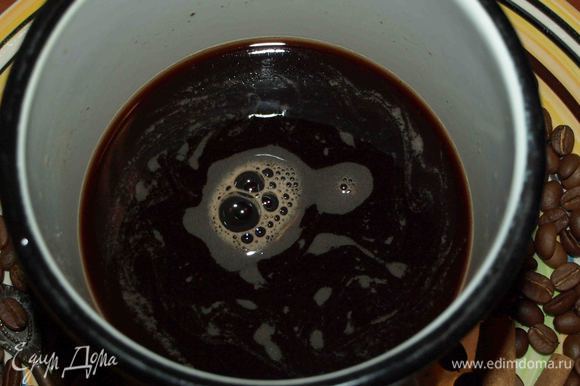В эмалированной посуде смешиваем кофе, вино, коньяк. Добавляем сахар. Подогреваем до 70 — 80°С. Не кипятить.