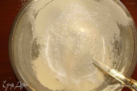 Добавить к масляно-йогуртовой смеси просеянную овсяную и пшеничную муку, разрыхлитель, соль.
