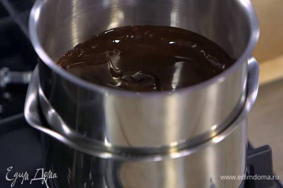 Шоколад поломать небольшими кусочками и растопить на водяной бане.