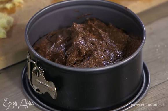 Оставшуюся сливочно-шоколадную массу перемешать с измельченным миндалем и равномерно выложить на первый слой.