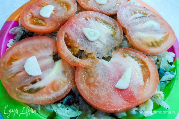 Сверху выкладываем тонко нарезанные дольки помидора, а на них — чеснок. Покрываем будущую запеканку тертым сыром и отправляем в духовку на 10 — 15 минут (при температуре 180°С).