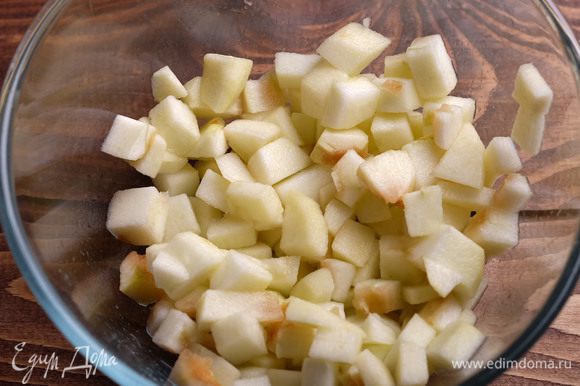 Яблоки вымыть, почистить, нарезать небольшим кубиком, сбрызнуть соком лимона и перемешать.
