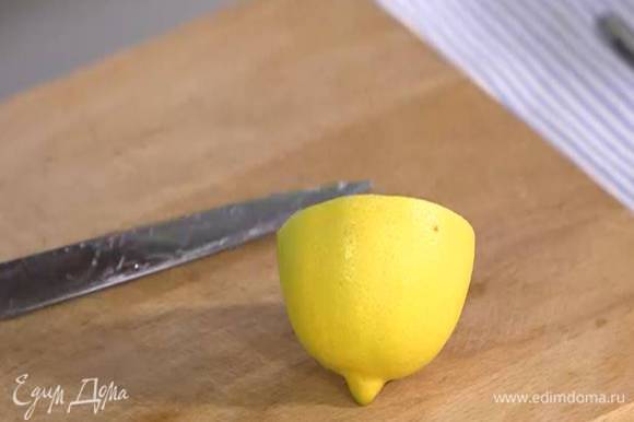 Натереть на мелкой терке 1/2 ч. ложки лимонной цедры, добавить в сковороду и перемешать.
