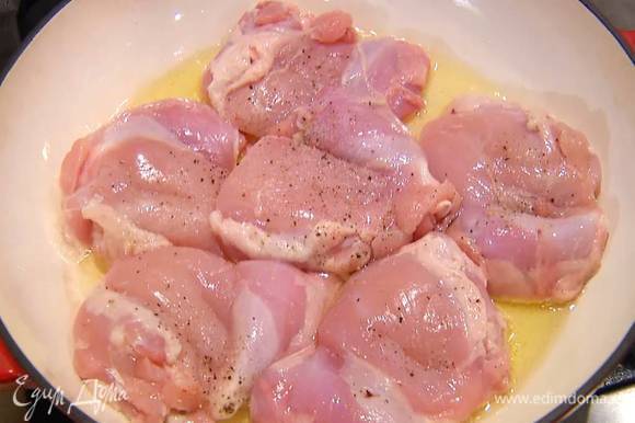 Разогреть в тяжелой сковороде оливковое масло и обжаривать кусочки курицы с двух сторон до появления золотистой корочки.