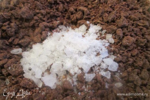 Морскую соль (можно заменить солью крупного помола) соединяем с шоколадом. Кусочки соли не должны быть слишком крупные, лучше перемолоть мельницей до среднего размера.