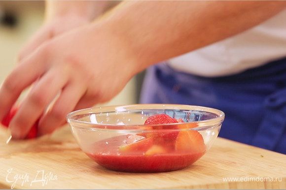 Клубничный соус снять с огня, вынуть палочку корицы и все пряности, взбить ягоды погружным блендером, затем охладить, добавить остальную клубнику.