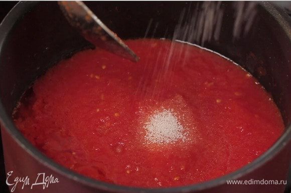 Для соуса в кастрюле разогреть 4–5 ст. л. оливкового масла и обжарить зубчик чеснока. Добавить томатный соус, чайную ложку сахара, немного посолить и слегка уварить соус.