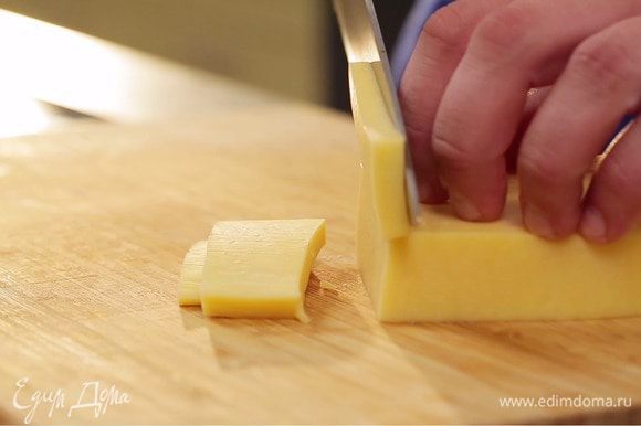 Пока готовится соус, отварить 7 яиц (1 яйцо оставить для соуса-заливки). Сыр взять из тех сортов, которые хорошо плавятся, нарезать.