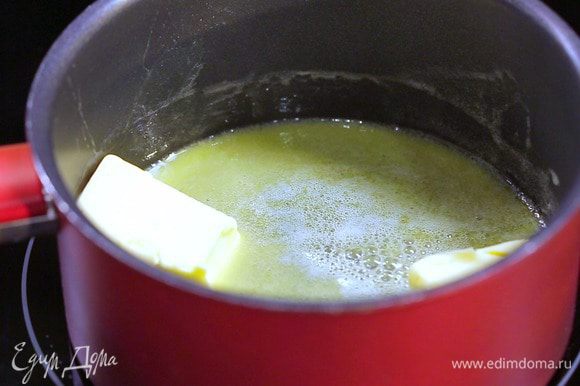 Приготовьте сливочный соус. Растопите сливочное масло в небольшом сотейнике.