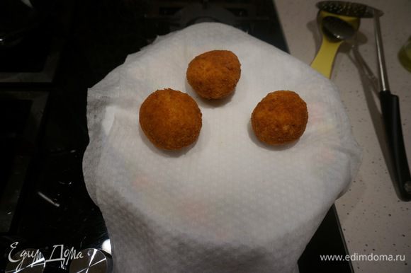 Выкладываем жареные шарики на бумажное полотенце, чтобы убрать лишний жир. И можно подавать к столу. Едят аранчини теплыми.