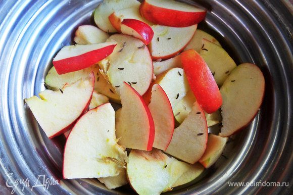 Помыть, нарезать яблоки, добавить тмин, кто любит.
