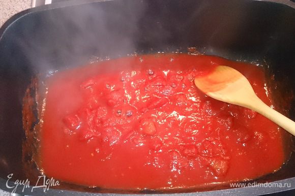 Прогреваем рубленые томаты в собственном соку.