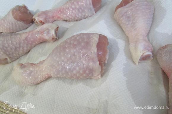 Куриные голени вымыть и хорошо обсушить на бумажном полотенце.