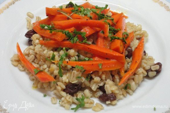 Разложите по тарелкам пилав с морковью, посыпьте мелко нарезанной петрушкой.