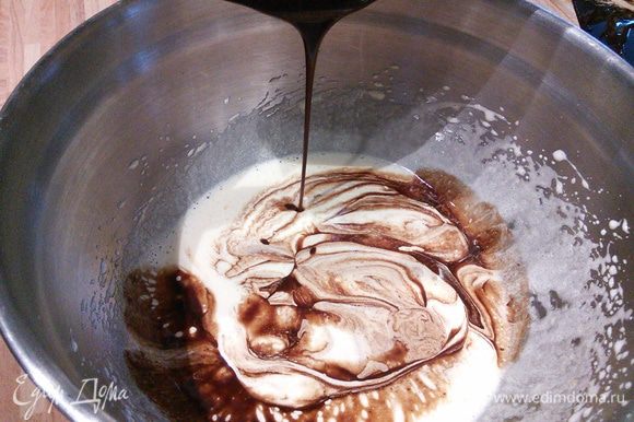 Тонкой струйкой ввести шоколадную смесь, размешать лопаткой.