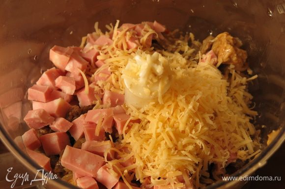 В чуть остывшее мясо кладем специи, цедру лимона, перебиваем, добавляем колбасу и натертый сыр, идеально — пармезан, все измельчаем.