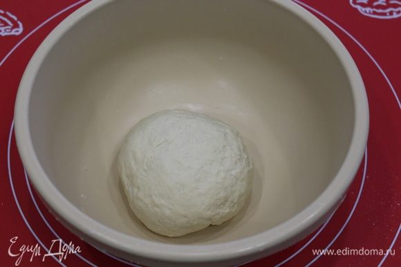 Сформировать шар, поставить в теплое место на 1 — 1,5 часа.