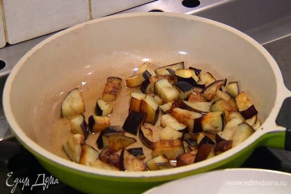 Разогреть в сковороде 2 ст. ложки оливкового масла и обжарить нарезанный баклажан до золотистого цвета, затем добавить чили, черный перец и соль, все перемешать.