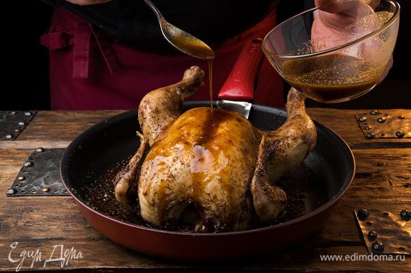 Смазываем курицу первой порцией глазури и ставим в духовку на 10 минут, увеличив температуру до 200°С. Вынимаем курицу и смазываем ее второй порцией глазури. Снова ставим на 10 минут в духовку при той же температуре.