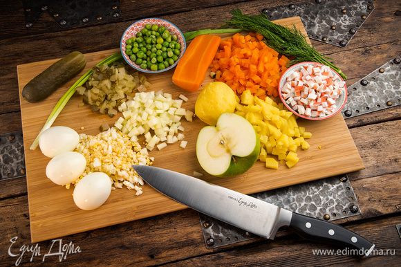 Морковь, картофель и яйца отварить, остудить и почистить. Все ингредиенты для салата мелко нарезать, добавить зеленый горошек, соль и перец. Перемешать.