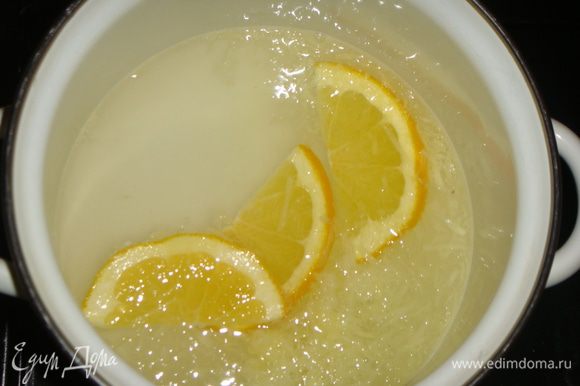 Воду довести до кипения. Выложить в кастрюлю имбирь, добавить сок лимона, дольки апельсины и выключить газ. Кастрюлю накрыть крышкой и оставить настаиваться 30 минут.