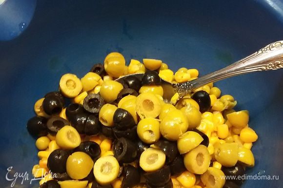 Оливки и маслины разрезать пополам.