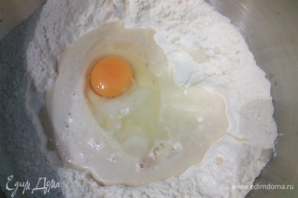 Яйца нужно вынуть из холодильника заранее, чтобы они стали комнатной температуры, так же нам понадобится масло комнатной температуры. И так для теста дрожжи смешать с теплым молоком и сахаром, дать время для активации. За это время просеять муку, добавить щепотку соли. Когда на дрожжах появится характерная шапочка, сделать в муке углубление и влить дрожжевое молоко. Добавить яйца (у меня пол порции) и вымешивать первые 5 минут на малых оборотах.