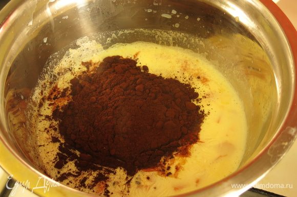 Всыпаем в молоко с тыквой какао с сахаром, перемешиваем и варим 2 минуты.