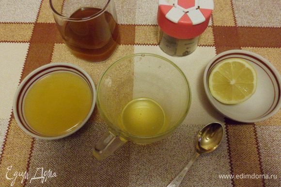 Воду вскипятить и заварить чай из расчета 1 ч. л. на персону, процедить. Прозрачную стеклянную чашку обдать горячей водой, положить мед, выжать лимонный сок, влить виски и горячий чай. Перемешать. С нетерпением ждем 3 минуты!