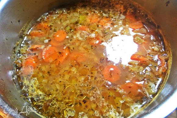 Варить дальше суп до готовности гороха. При необходимости добавить воду. Густота — дело вкуса.