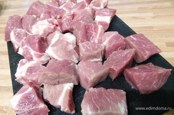 Мясо подойдет говядина, телятина, свинина. Его помыть и нарезать на порционные кусочки.
