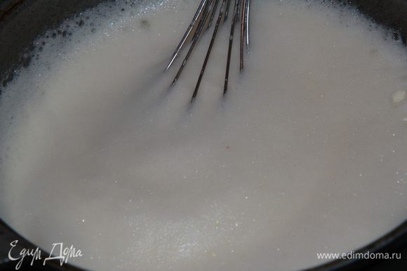 Желатин замачиваем водой в соотношении 1:6, т.е. в 60 мл воды замачиваем 10 граммов желатина. Три желтка взбиваем с сахаром, молоко доводим до очень горячего состояния, но не кипятим. Не прекращая взбивать желтки, добавляем тонкой струйкой к ним горячее молоко. Затем все возвращаем в кастрюлю к оставшейся части молока и, помешивая венчиком, готовим до загустения. Даем немного остыть и добавляем разбухший желатин, размешиваем до растворения желатина и отставляем остужаться.