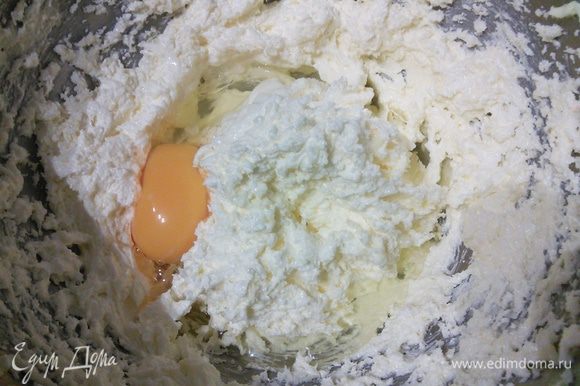 Масло взбить с сахаром, щепоткой соли и ванилином до посветления и увеличения в объеме. Взбивать около 5 мин, этого будет достаточно. Одно за другим вбить яйца. Каждое яйцо должно быть тщательно вмешано в тесто.