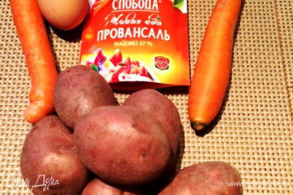 Это наши основные ингредиенты. Тщательно моем картофель, яйца и морковь.
