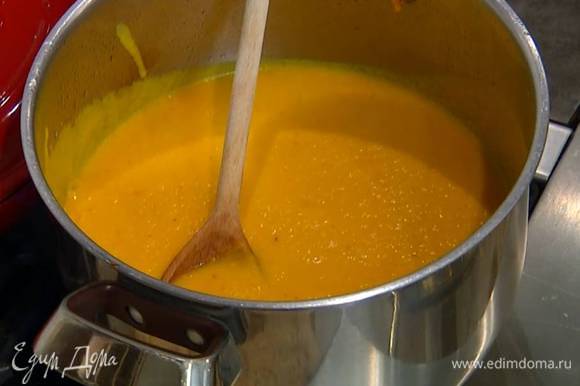Готовый суп посолить, поперчить, перемешать и взбить в блендере, затем перелить обратно в кастрюлю и слегка прогреть.