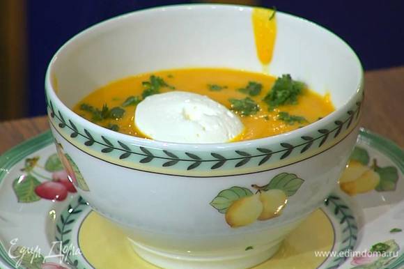 Суп разлить в тарелки, посыпать измельченной кинзой, в каждую тарелку выложить по ложке сметаны.