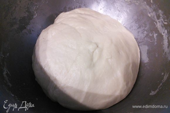 Вымешивать тесто нужно минут 10 — 15, оно становится мягким и эластичным. Накрыть миску пленкой и поставить в теплую духовку на расстойку на 1,5 часа.