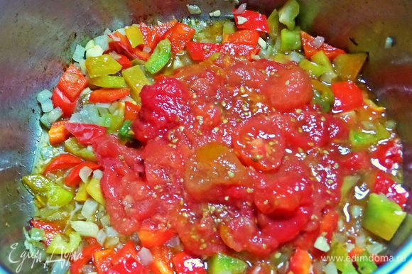 Перенести в обжаренные овощи. Если томаты кислые, добавить сахар (ложку).