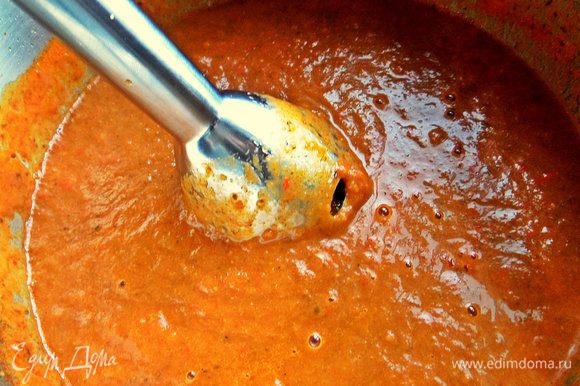 Приготовить суп-пюре можно по этому рецепту: http://www.edimdoma.ru/retsepty/90516-tomatnyy-sup-pyure-s-motsarelloy