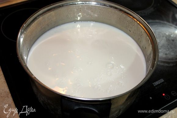 Для приготовления сыра возьмите 4 литра цельного молока, чем жирнее будет молоко, тем вкуснее получится сыр. Оговорю сразу условие, молоко из магазина в пакетах, пастеризованное НЕ ПОДОЙДЕТ!