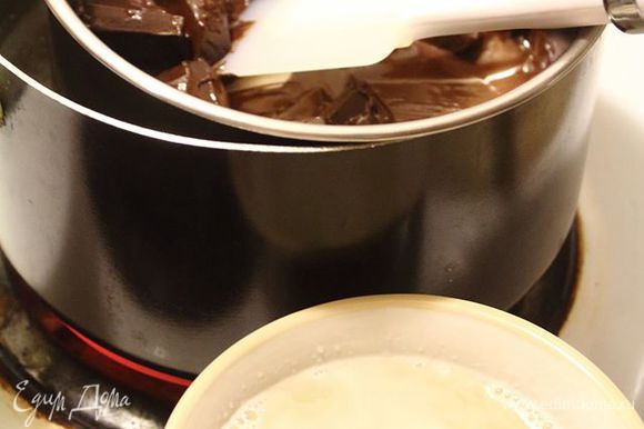 Шоколадно-кофейный мусс. На водяной бане растопим шоколад, снимем с бани и смешаем его с 200 мл сливок. Замочим желатин.