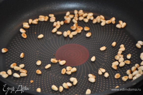 Кедровые орешки слегка обжарьте на сковороде на средней температуре до золотистого цвета.