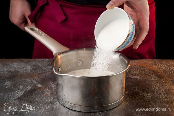 В кашу добавить по вкусу соль и сахар.