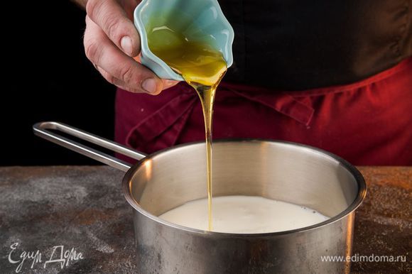 В кастрюле хорошо нагреем молоко, добавим мед и дадим ему полностью раствориться.