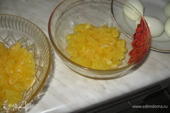 Чистим апельсин от шкуры и всех пленочек-перегородок. «Голые» дольки режем небольшими кусочками (не больше 1,5 см) и укладываем на дно салатницы, слегка смазываем майонезом.