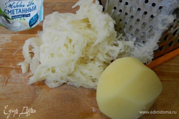 Картофель и лук натереть на средней терке, поместить в миску.