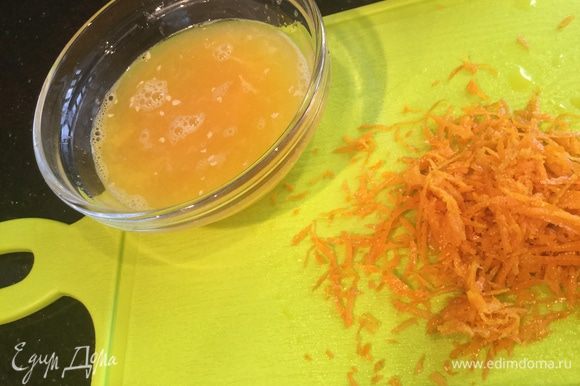 Натрите на мелкой терке цедру апельсина и выжмите сок.