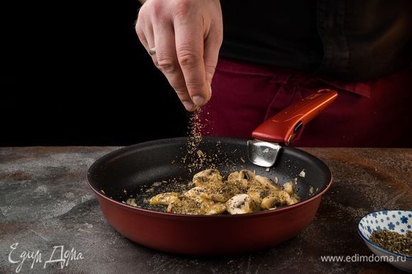 Разогреть в сковороде сливочное масло и 1 ст. ложку оливкового масла и обжарить лук с грибами до золотистого цвета, посыпать орегано, посолить, поперчить.