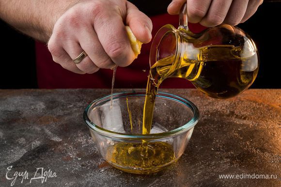 Приготовить заправку: соединить оливковое масло, сок лимона, посолить, поперчить и перемешать.